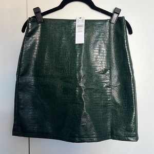 TOPSHOP faux leather mini skirt in dark green, size US 6, nwt!